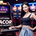 Ilustrasi mesin slot online dengan transaksi menggunakan aplikasi Dana, menampilkan peluang meraih jackpot besar meski dengan modal kecil.